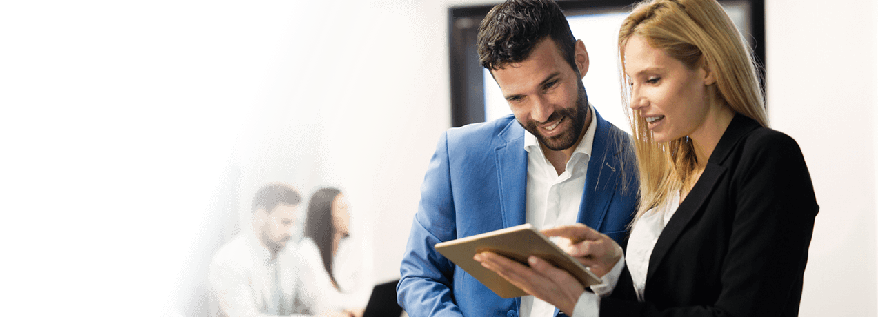 Mężczyzna i kobieta patrzący na tablet