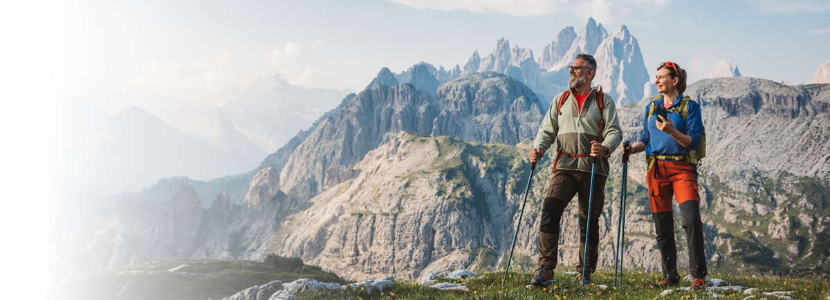 Trekking w Dolomitach podczas podróży po Europie. Turyści na górskim szlaku w Dolomitach podczas aktywnego wypoczynku za granicą.