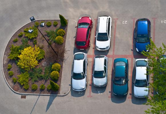 samochody zaparkowane na parkingu