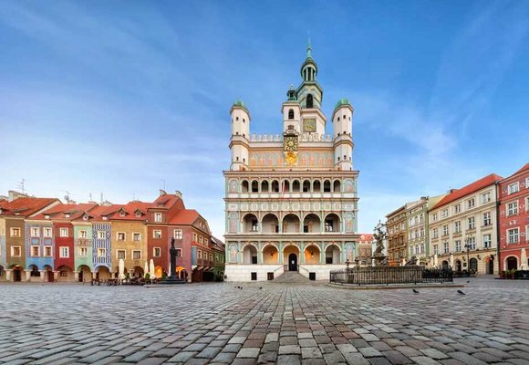 Rynek w Poznaniu z kolorowymi kamienicami i renesansowym ratuszem, idealny na spacer z karta EKUZ uprawniającą do korzystania z opieki zdrowotnej podczas podróży po krajach Unii Europejskiej.