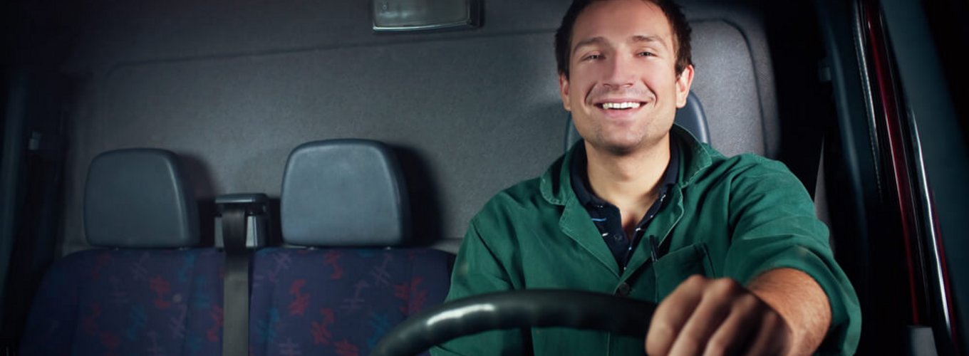 Kierowca, z aktualnymi badaniami dla kierowców zawodowych, prowadzi samochód dostawczy