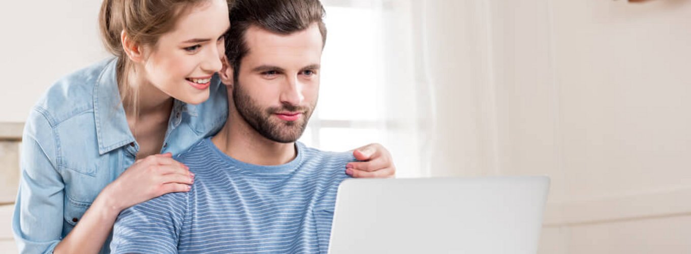 para korzystająca z laptopa