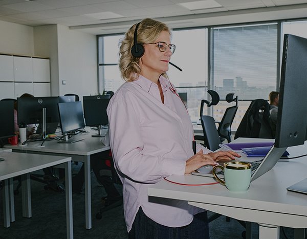 Kobieta pracująca w Call Center Uniqa