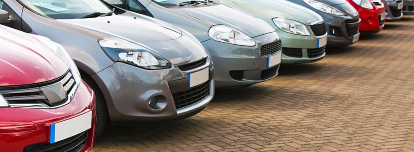 auta zaparkowane na parkingu