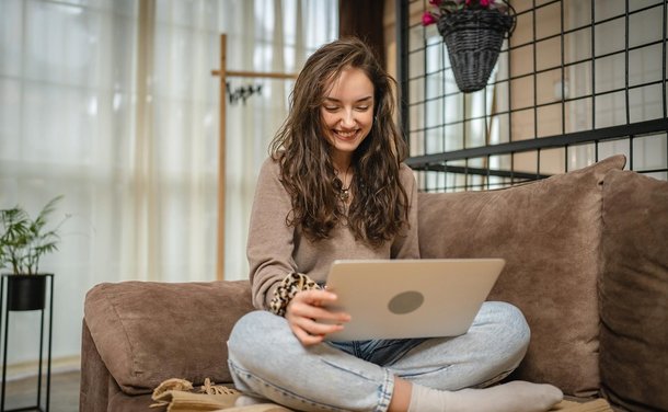 Kobieta szuka informacji i opinii o Uniqa