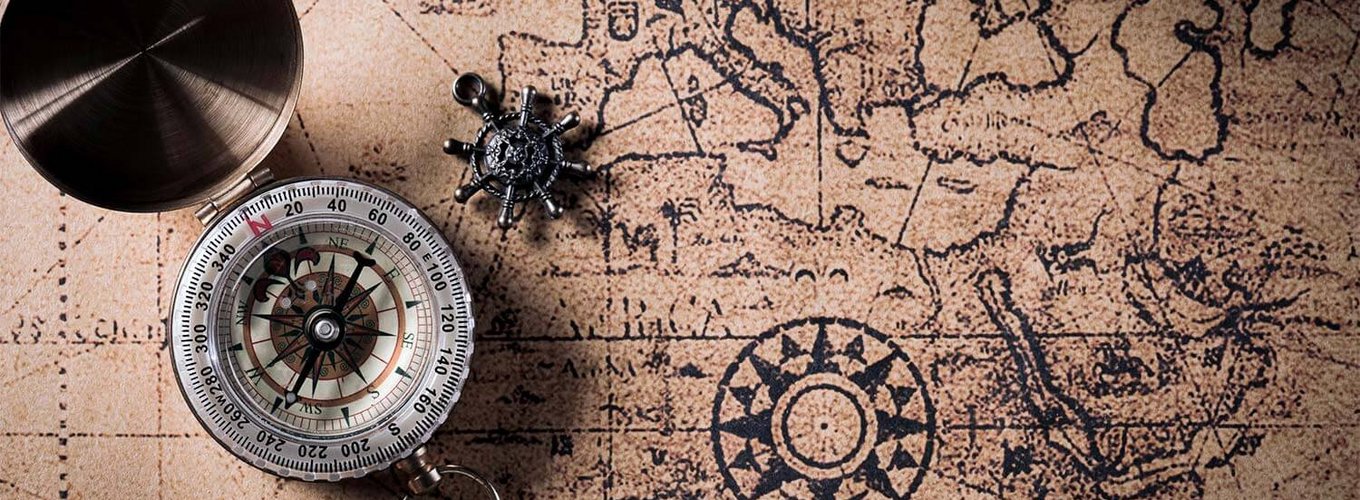 Stary kompas z otwartą pokrywką na tle mapy skarbów z narysowanym znakiem kręgu i krzyża, wskazującym na eksplorację i przygodę. Stary kompas z otwartą pokrywką na tle mapy skarbów z narysowanym znakiem kręgu i krzyża, wskazującym na eksplorację i przygodę.
