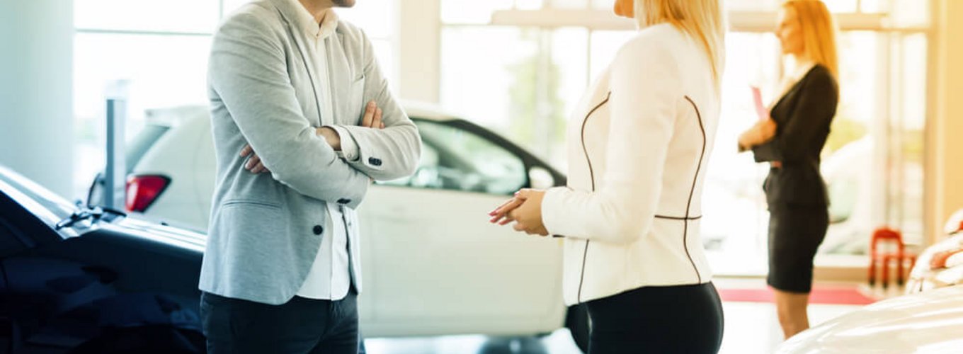 mężyczna w salonie samochodowym