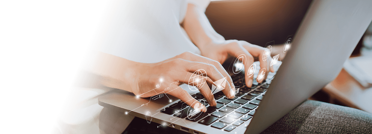 Kobieta pracuje na laptopie – ochrona sprzętu elektronicznego na wypadek awarii dzięki ubezpieczeniu w UNIQA