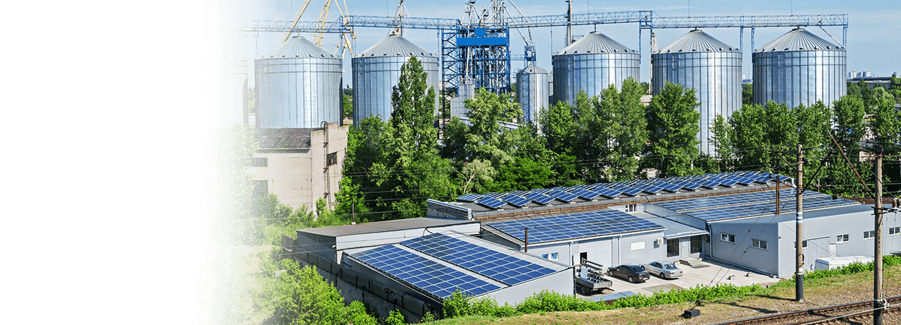 Widok z oddali na fabrykę – symbol działalności przemysłowej objętej międzynarodowym programem ubezpieczeniowym w UNIQA