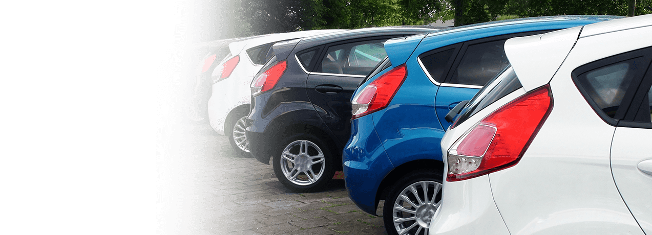 Rząd zaparkowanych samochodów stojących obok siebie