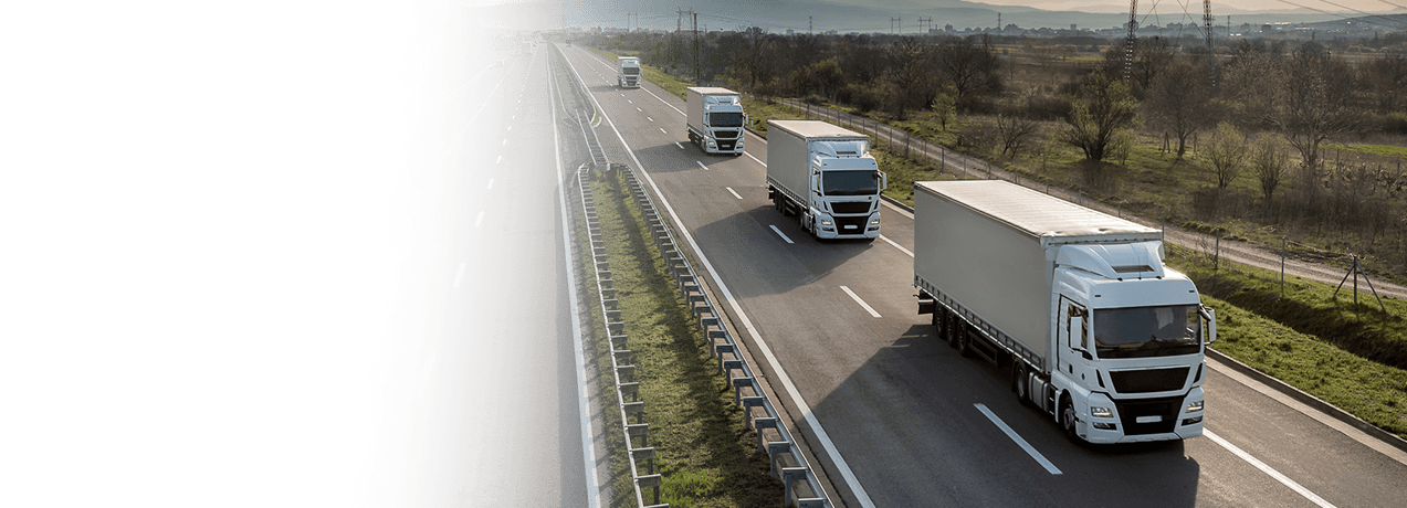Samochody ciężarowe jadące autostradą