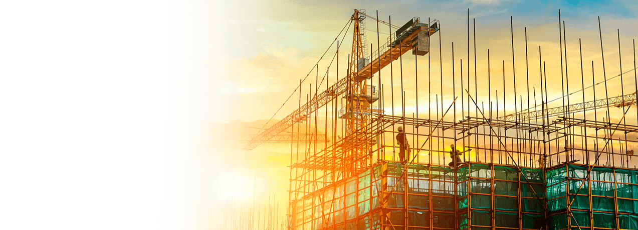 Zdjęcie budynku w trakcie budowy na tle nieba o zachodzie słońca