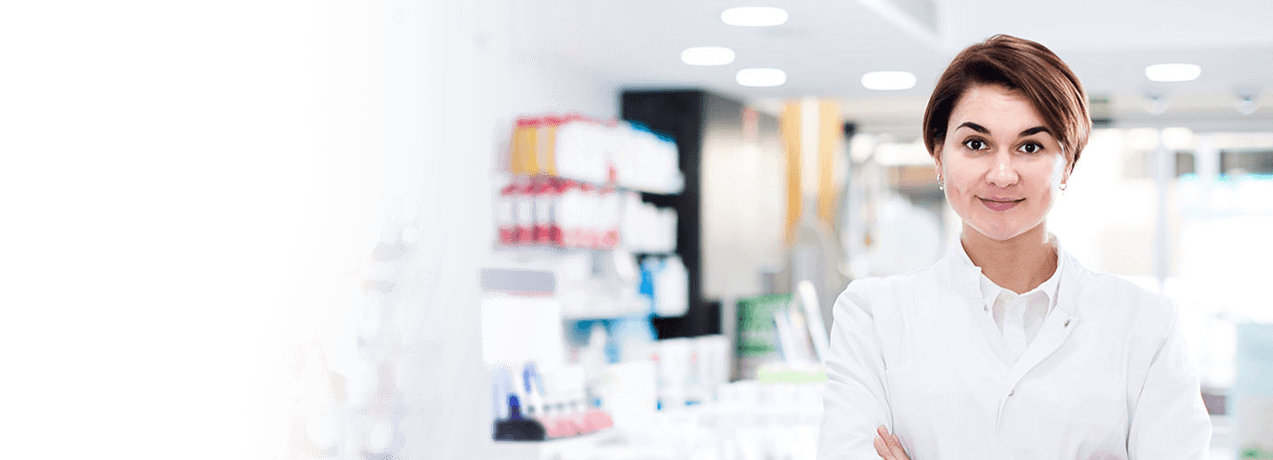 Farmaceutka w aptece symbolizująca Ubezpieczenie małych i średnich przedsiębiorstw w UNIQA