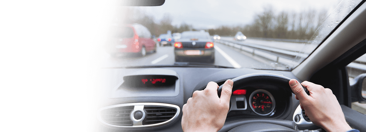 Osoba prowadząca samochód na autostradzie