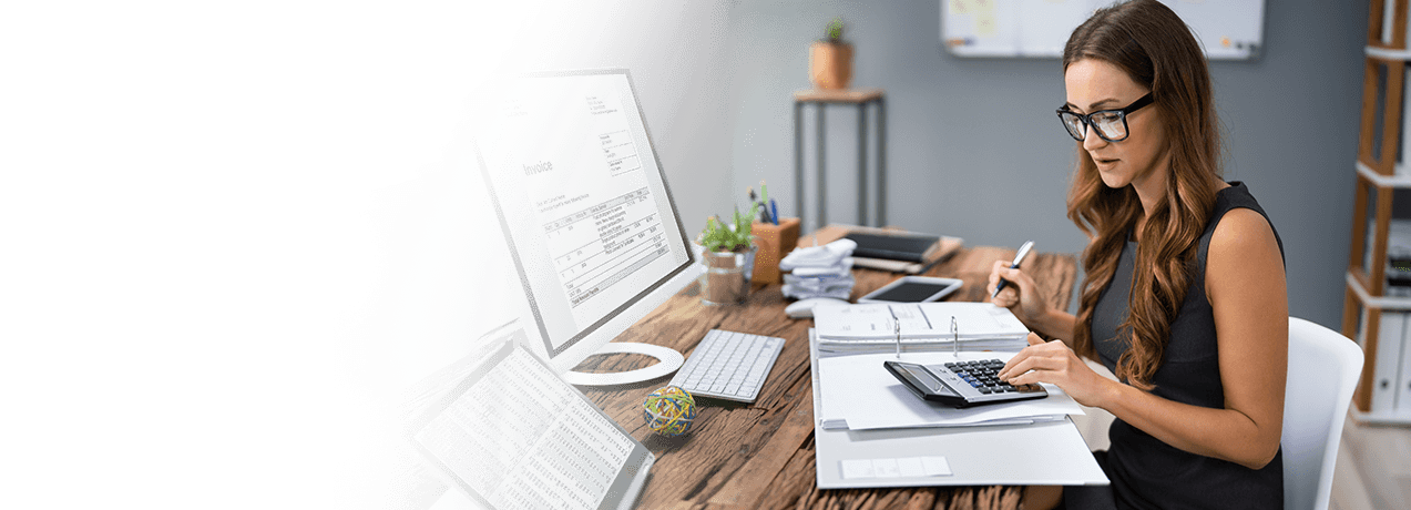 Specjalistka ds. podatków analizuje dokumenty firmy, która posiada Ubezpieczenie ochrony prawnej w UNIQA