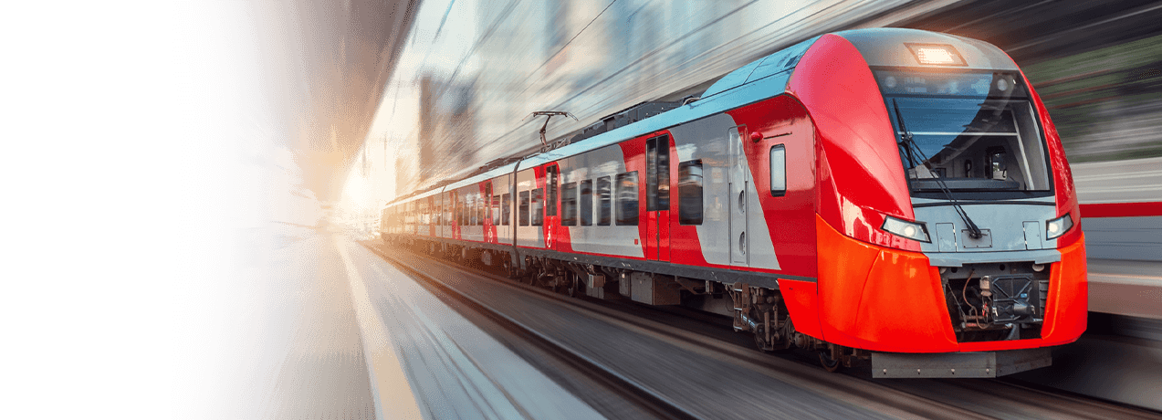 Czerwono-biały pociąg jadący po torach kolejowych