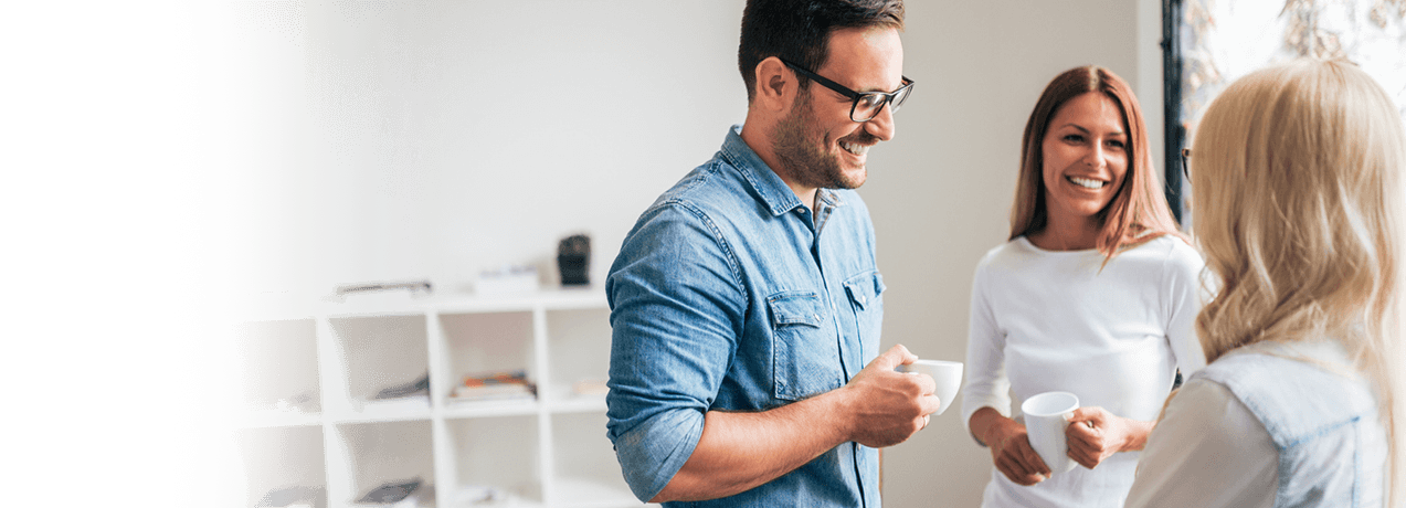 Wspólna chwila przy kawie - grupa młodych osób trzymającymi białe kubki