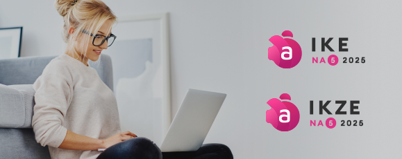 Kobieta w okularach siedzi na kanapie z laptopem, obok niej logo IKE i IKZE z datą 2024, promujące oszczędzanie i planowanie finansowe.