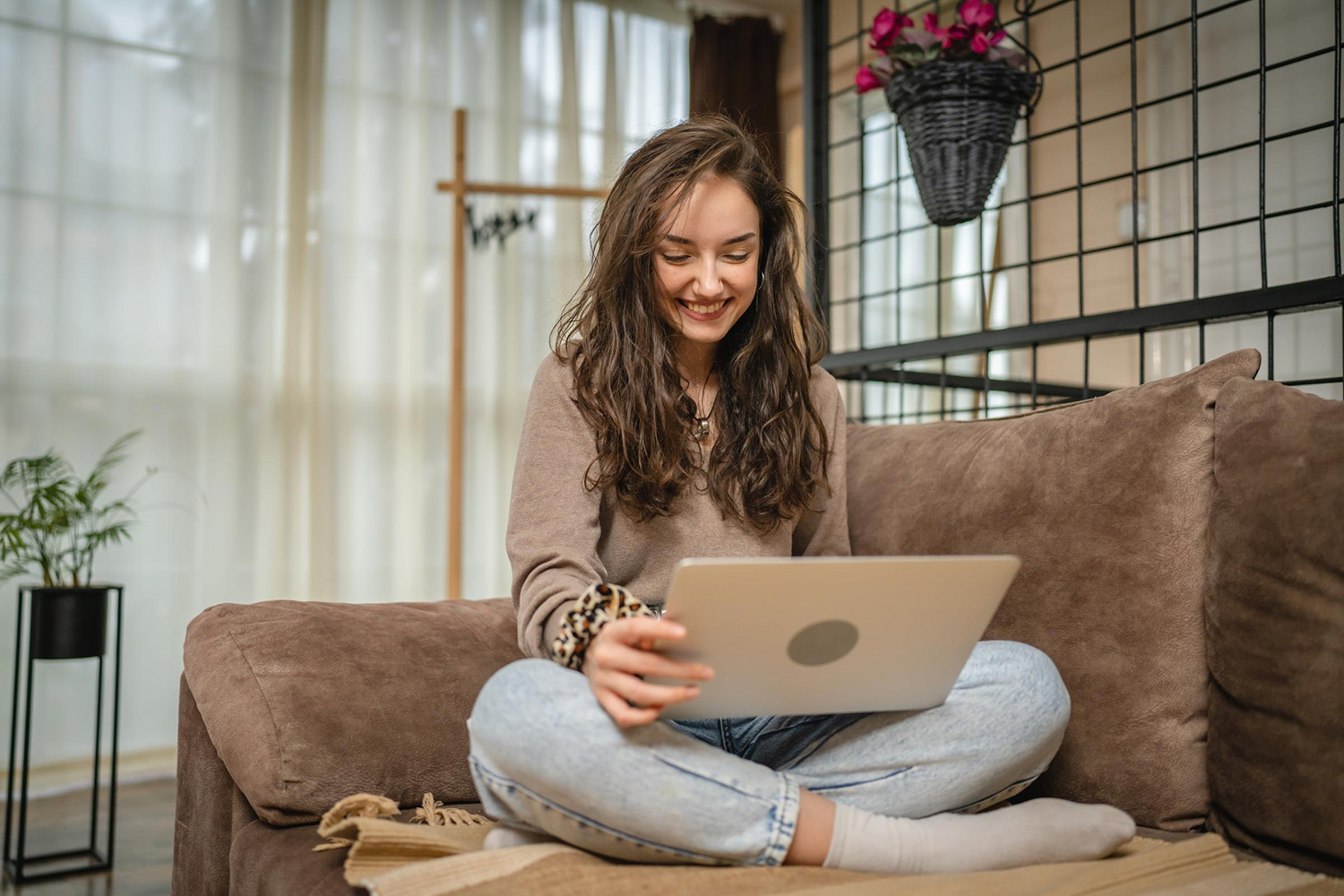 Kobieta szuka informacji i opinii o Uniqa